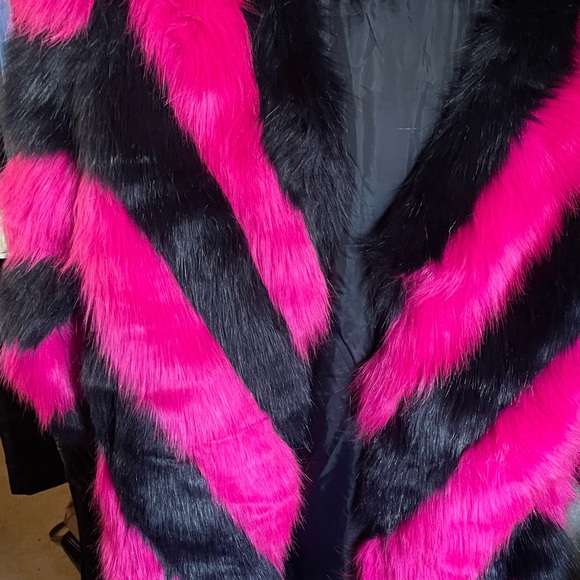 RARE  FIND 🔥 Pink & Navy Striped Faux Fur Coat by Daisy SIZE Excellent CONDITION - Picture 2 of 3